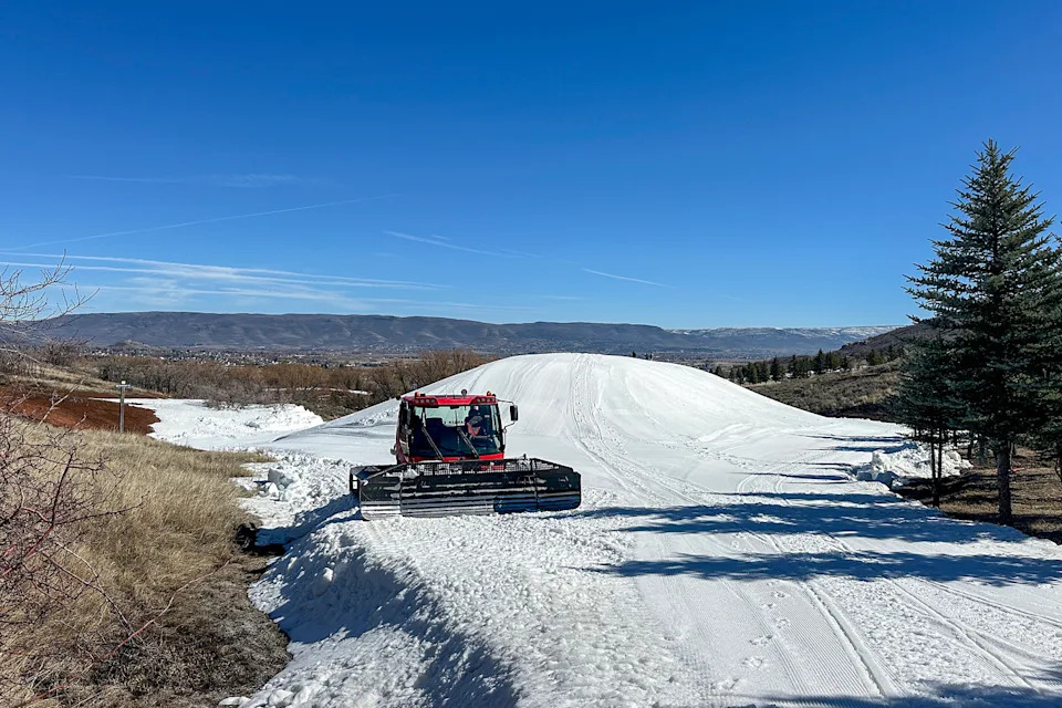 Čuvanje snega za narednu sezonu: Kako 'snow farming' pomaže skijalištima pred sve toplijim zimama