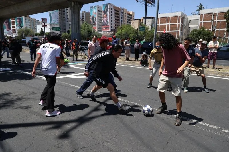 Protest u Meksiko Sitiju: Autoput Pretvoren u Fudbalski Teren kao Poziv na Pažnju Pred Svetsko Prvenstvo
