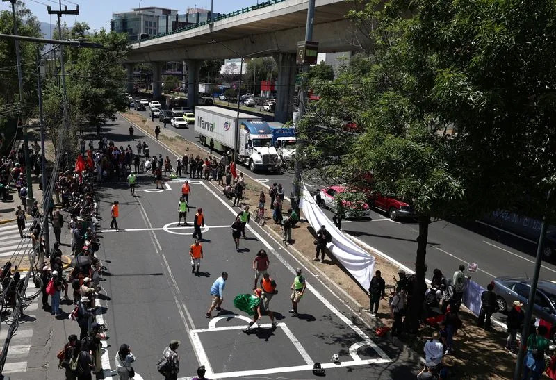 Protest u Meksiko Sitiju: Autoput Pretvoren u Fudbalski Teren kao Poziv na Pažnju Pred Svetsko Prvenstvo