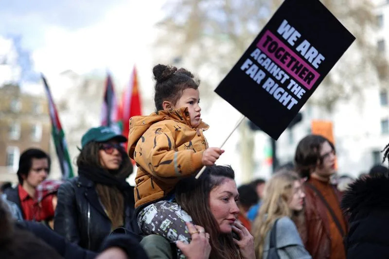 Oko 50.000 Ljudi Protestovalo U Londonu Protiv Uspona Desnice — Fokus Na Reform UK