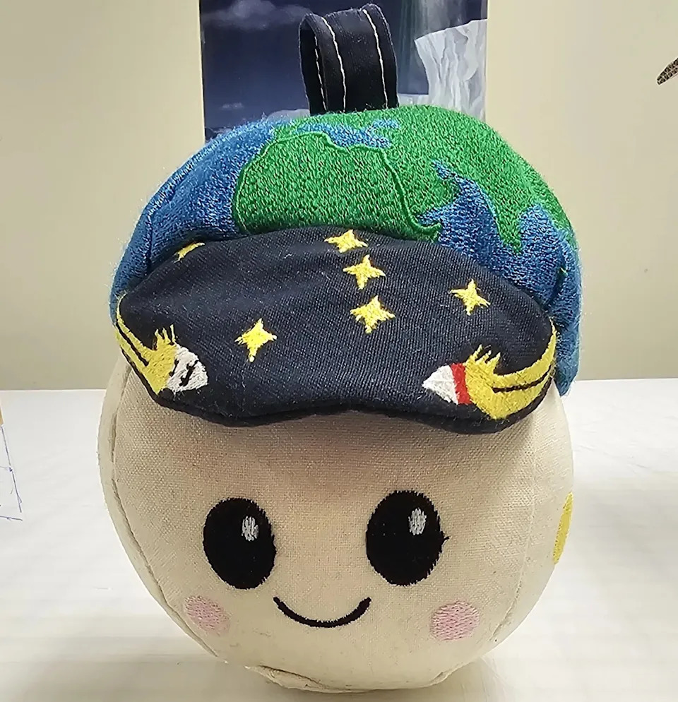 Učenik 2. razreda Dizajnirao «Rise» — Plišani Maskot Koji Će Signalizirati Nultu Gravitaciju na Artemis II