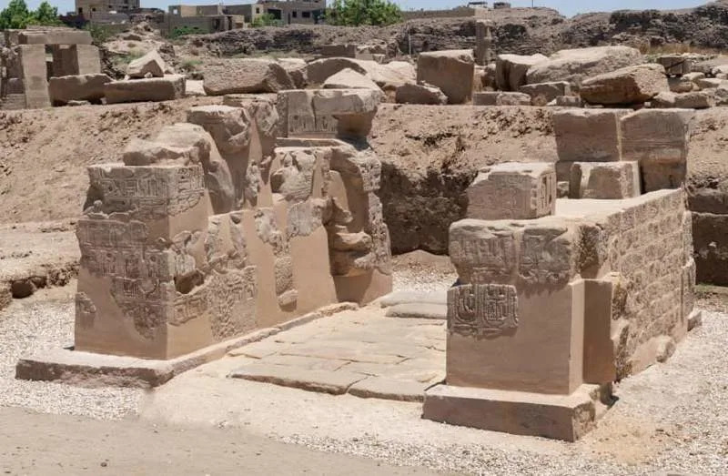 U Karnaku Otkrivena Stela Iz Doba Tiberija: Rimski Car Pred Tebanskim Bogovima