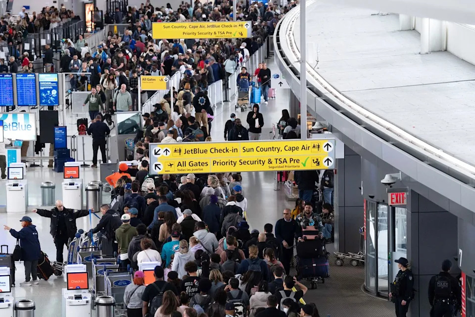 Unpaid TSA Workers Could Lose Child Custody as Shutdown Spurs 500+ Resignations
