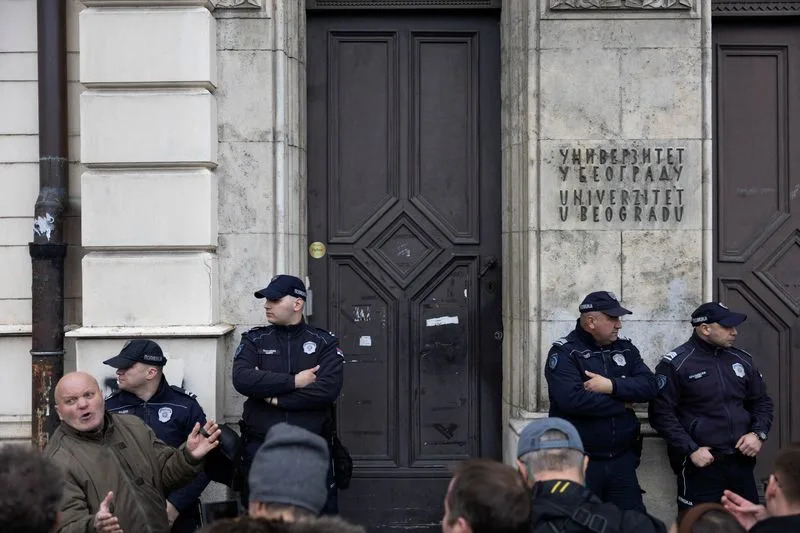 Sukobi u Beogradu: Stotine studenata protiv policije nakon pretresa Univerziteta