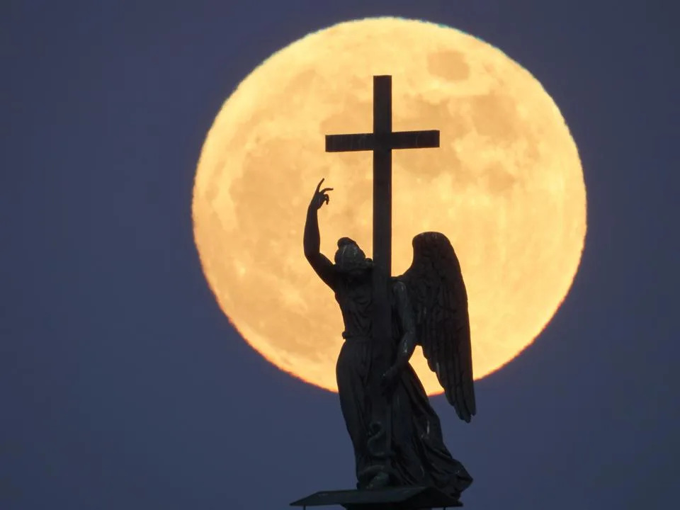 U Fotografijama: Pun „Ružičasti Mesec“ Osvetlio Nebo — Viđeno Zajedno Sa Lansiranjem Artemis II