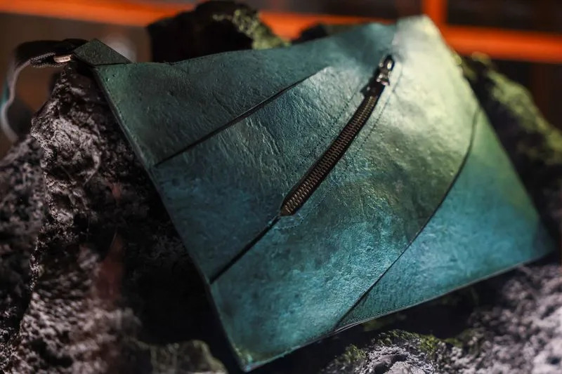 Tašna Napravljena Delom Od Kolagena Iz T. rex Fosila Predstavljena U Amsterdamu