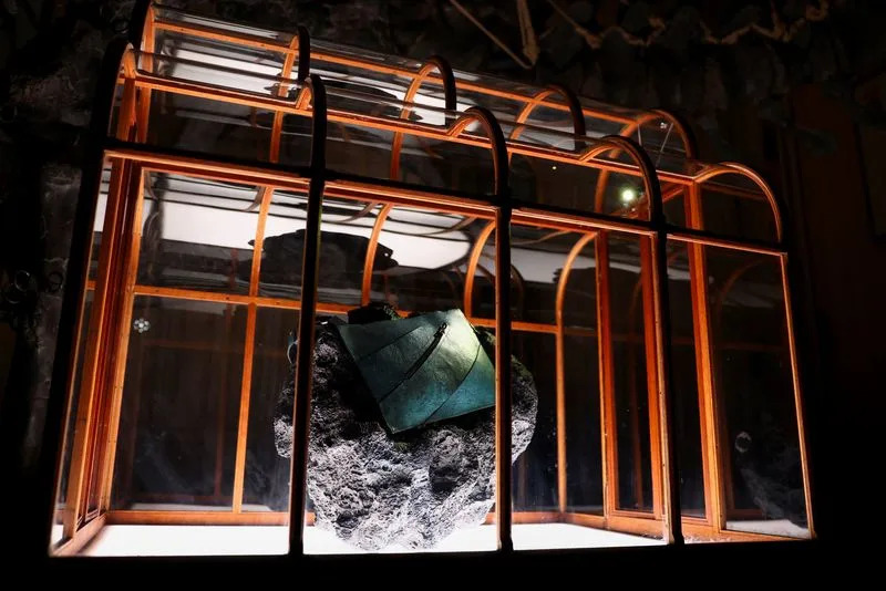 Tašna Napravljena Delom Od Kolagena Iz T. rex Fosila Predstavljena U Amsterdamu