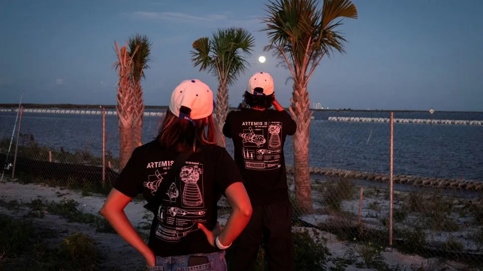 Pun „ružičasti“ mesec obasjao nebo dok je Artemis II poletao ka Mesecu