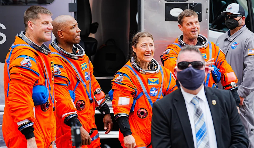 Artemis II Astronauti Ponesli Sertifikovane Pametne Telefone Na Let Do Meseca