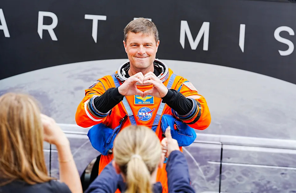 Artemis II Astronauti Ponesli Sertifikovane Pametne Telefone Na Let Do Meseca