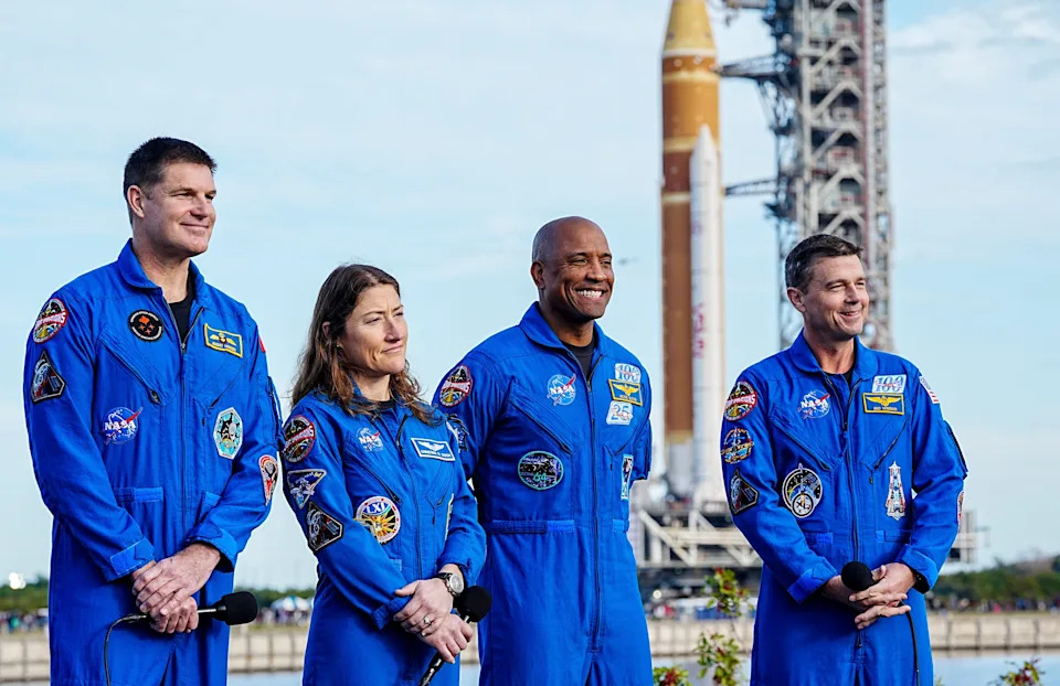 Artemis II Astronauti Ponesli Sertifikovane Pametne Telefone Na Let Do Meseca