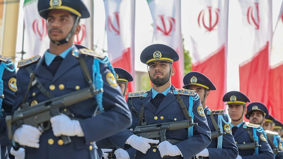 Iranske Snage Regrutuju Decu Od 12 Godina i Šalju Na Kontrolne Punkteve i Patrole