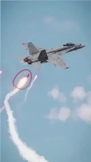 Provera činjenica: Video koji navodno prikazuje obaranje američkog F-15 nije autentičan