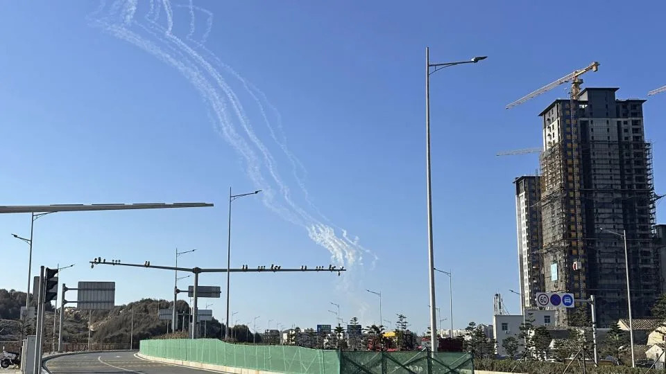 Dok Tajvan Jača Odbranu, Građani Spremaju „Plan B“ — Sekundarna Državljanstva, Računi i Nekretnine