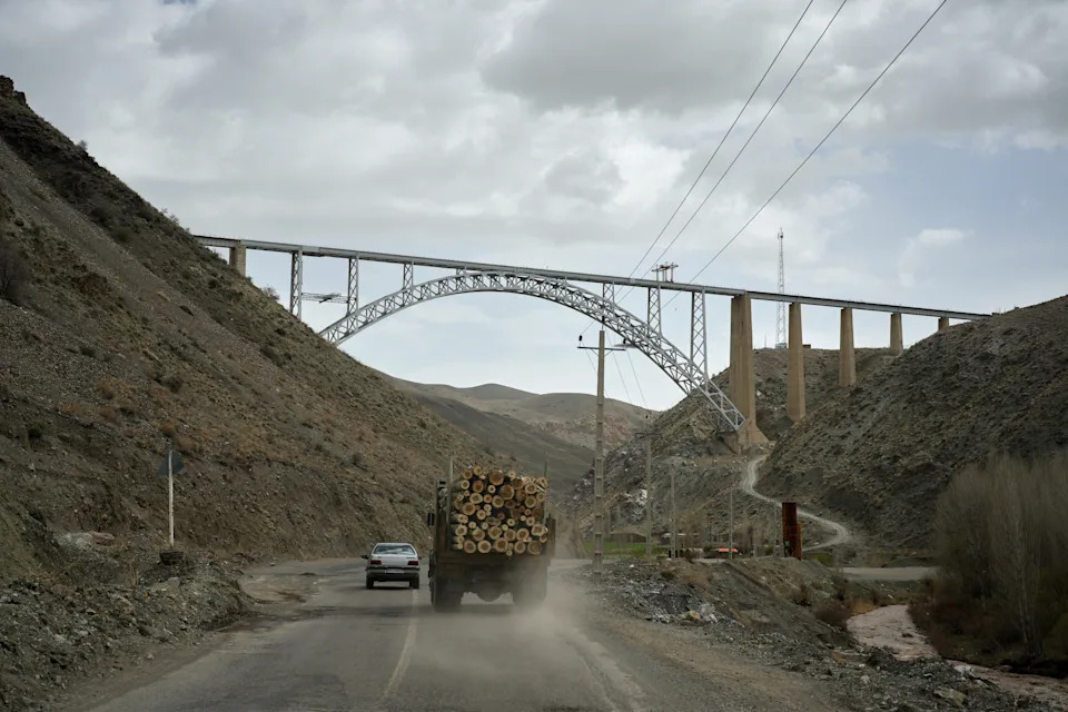 Dvanaestosatna vožnja kroz Iran: između svakodnevice i razaranja