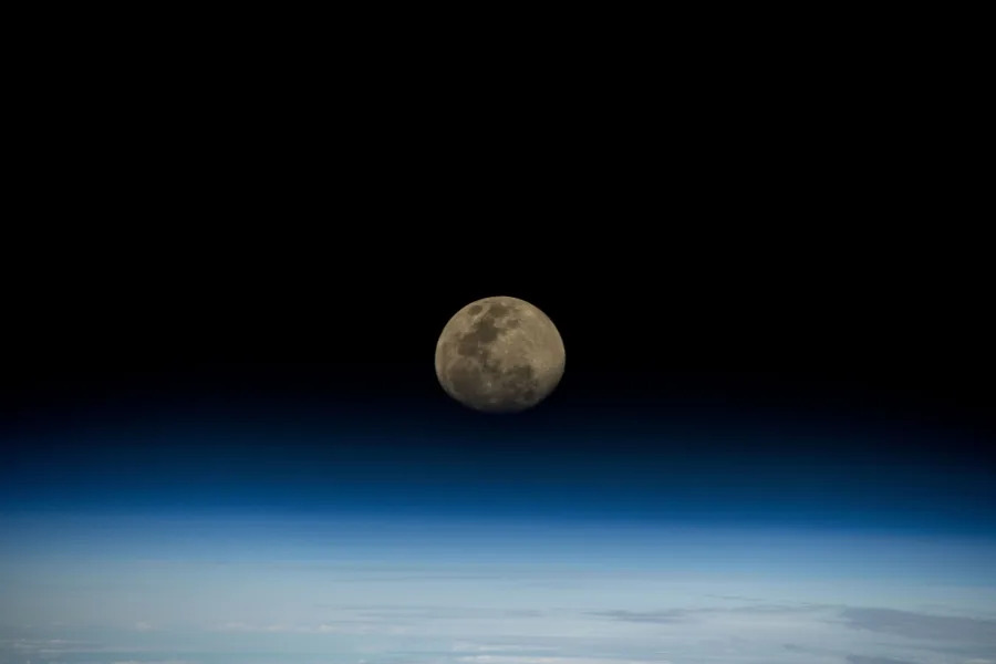 Profesor Pokazuje Pravu Razmeru: Koliko Je Mesec Zaista Daleko od Zemlje