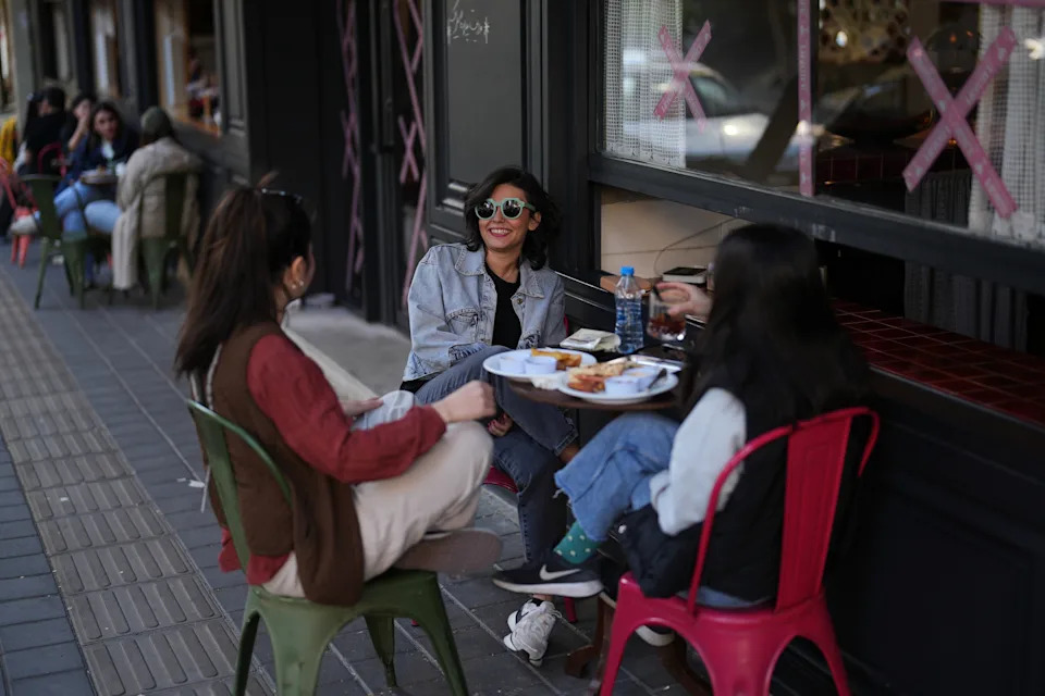 Tehran in Focus: Photos Show Everyday Life Persisting Amid War