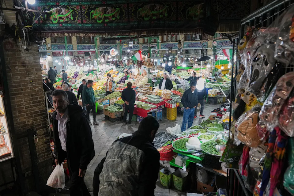 Tehran in Focus: Photos Show Everyday Life Persisting Amid War