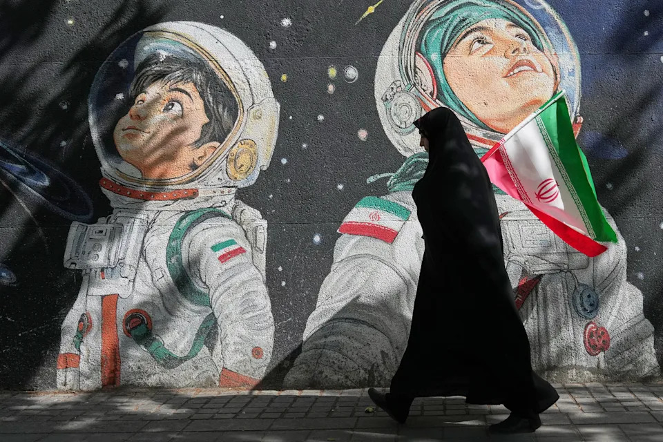 Tehran in Focus: Photos Show Everyday Life Persisting Amid War