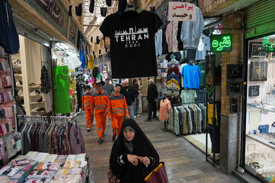 Tehran in Focus: Photos Show Everyday Life Persisting Amid War