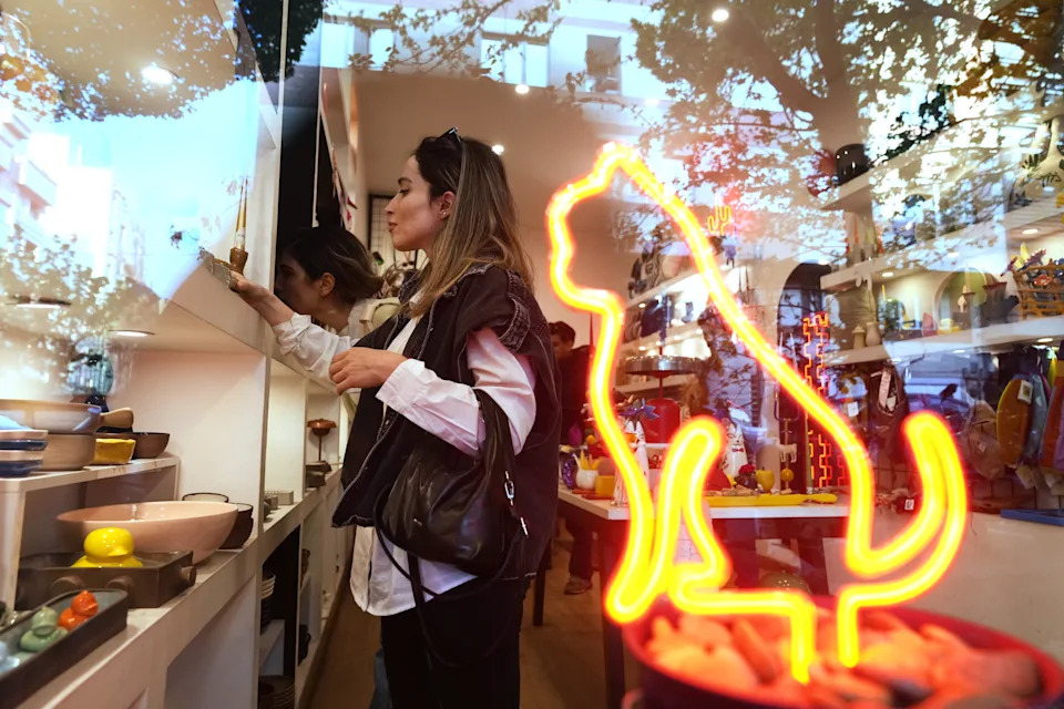Tehran in Focus: Photos Show Everyday Life Persisting Amid War