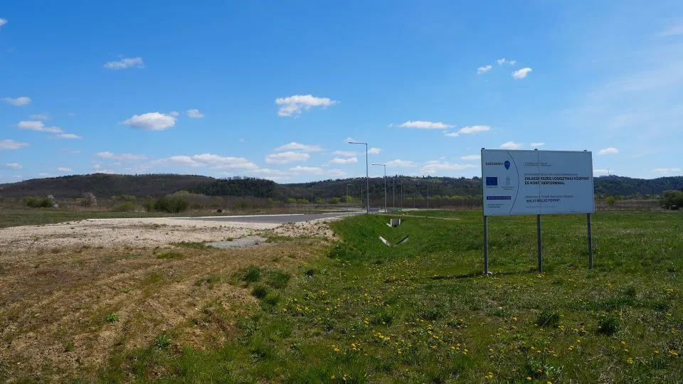 Kružni tok od 1,5 miliona dolara stoji pored nepostojeće pruge — primer „orbanističke ekonomije”