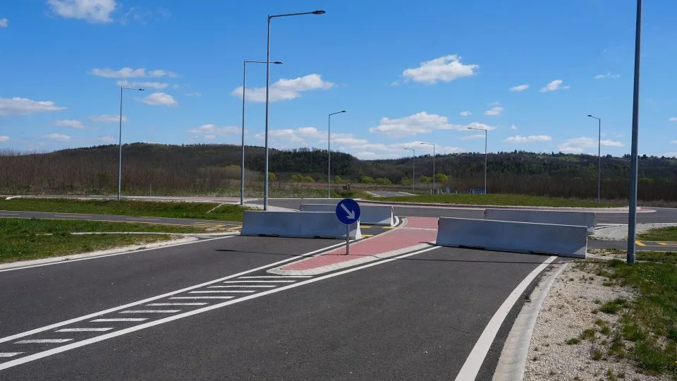 Kružni tok od 1,5 miliona dolara stoji pored nepostojeće pruge — primer „orbanističke ekonomije”