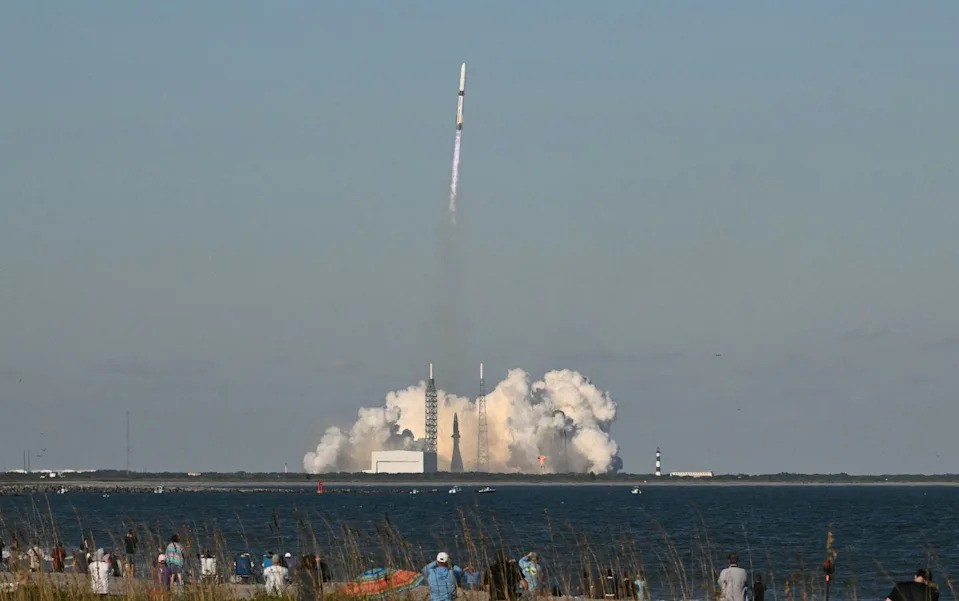 Musk i Bezos U Trci Za Mesec: Koji Lander Će Prvo Odvesti Astronaute?