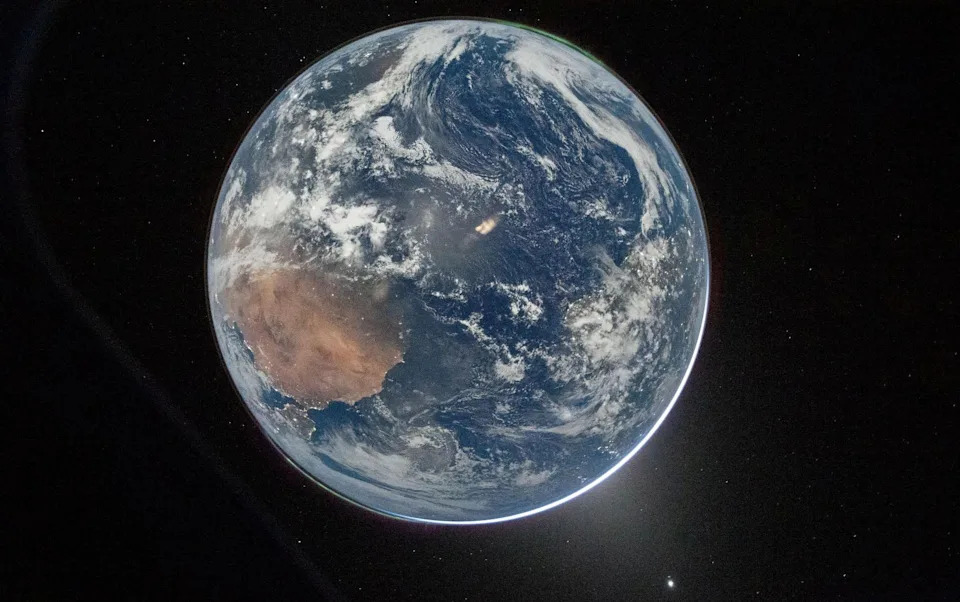 Musk i Bezos U Trci Za Mesec: Koji Lander Će Prvo Odvesti Astronaute?