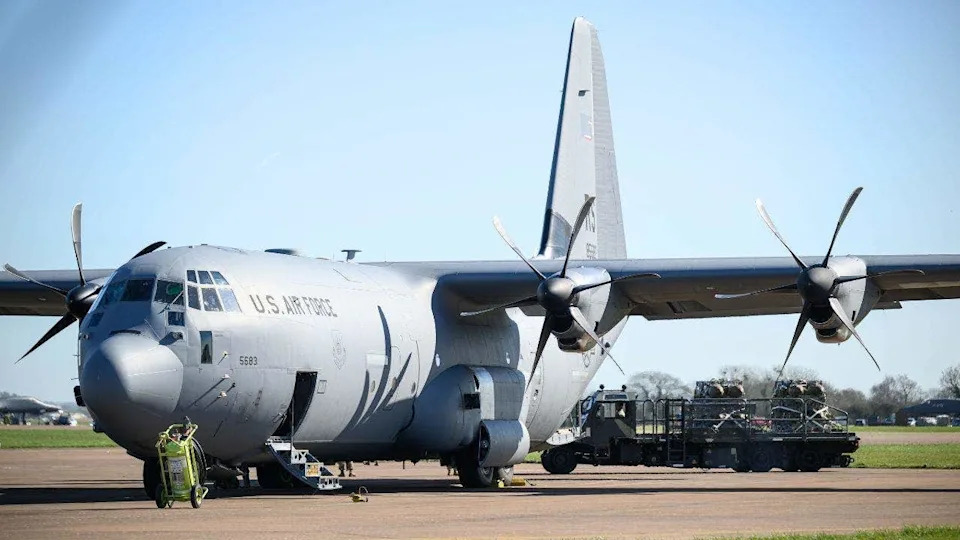 Muškarac Se Popeo Na Američki C-130 Na Aerodromu Shannon i Napao Ga Sekiricom — Priveden