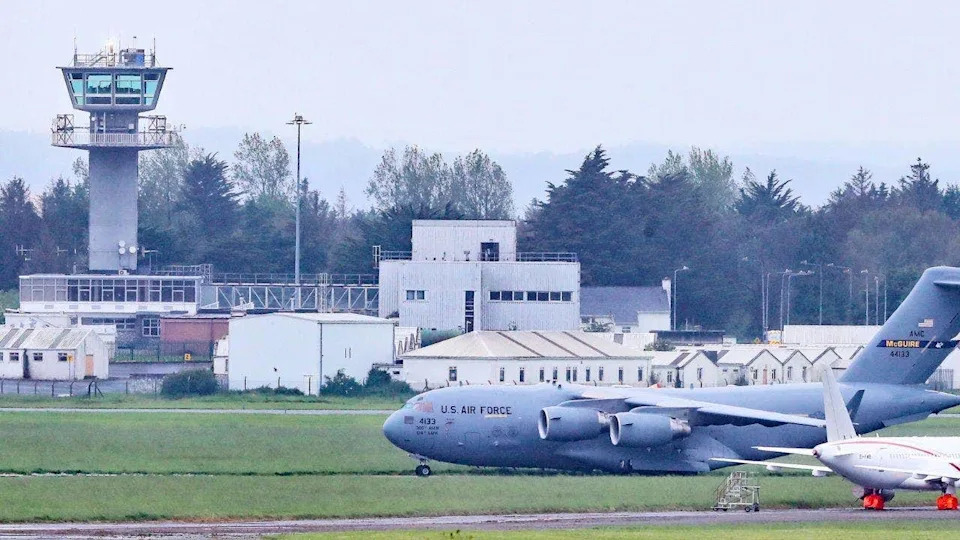 Muškarac Se Popeo Na Američki C-130 Na Aerodromu Shannon i Napao Ga Sekiricom — Priveden