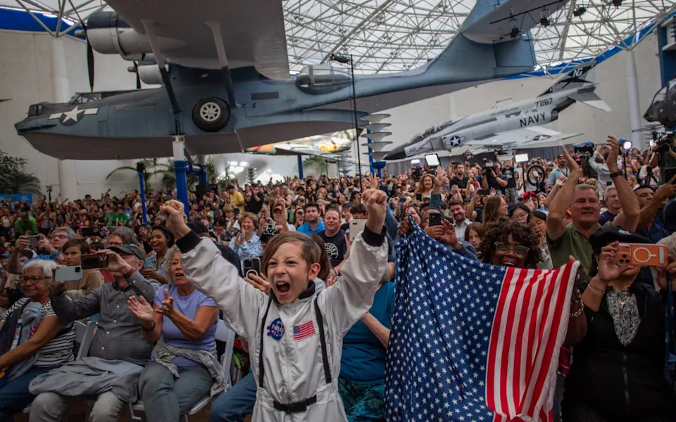 Artemis II se vratila: četvoro astronauta bezbedno sletelo posle istorijske misije oko Meseca