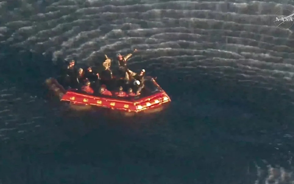 Artemis II se vratila: četvoro astronauta bezbedno sletelo posle istorijske misije oko Meseca