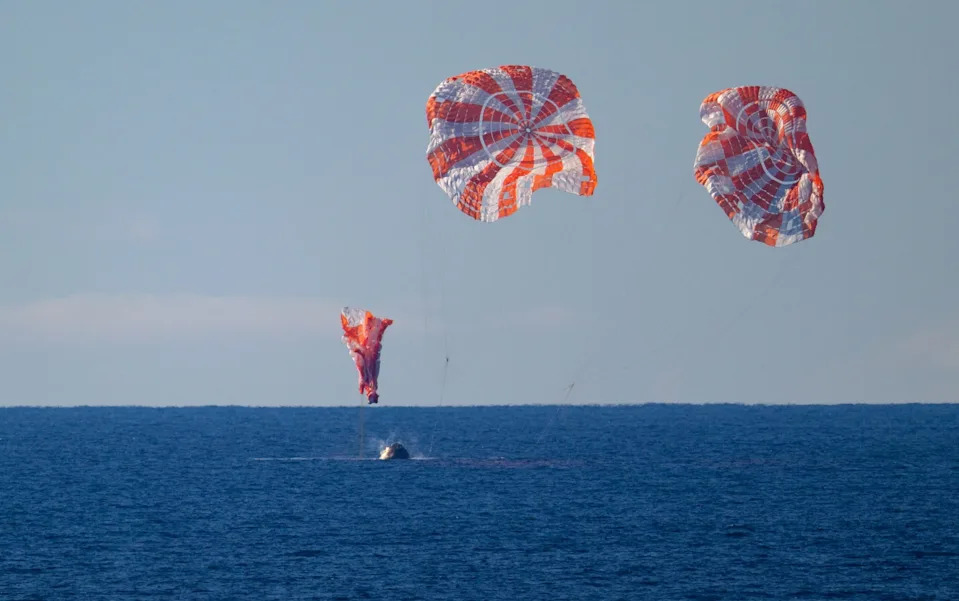 Artemis II se vratila: četvoro astronauta bezbedno sletelo posle istorijske misije oko Meseca
