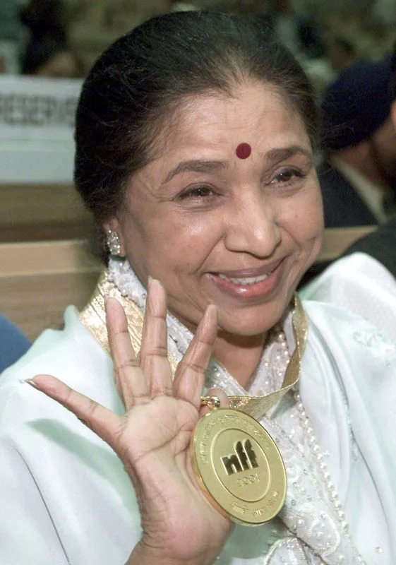 Asha Bhosle (92) Preminula U Mumbaiju — Legenda Bolivudske Muzike
