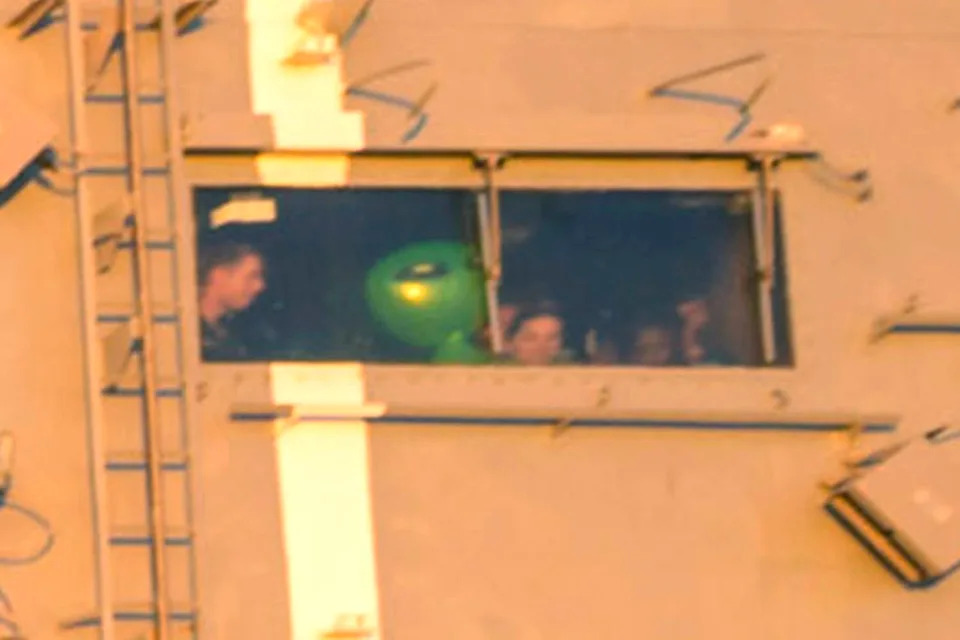 Mali zeleni vanzemaljac dočekao posadu Artemis II nakon sletanja u Pacifik — trenutak koji je postao viralan