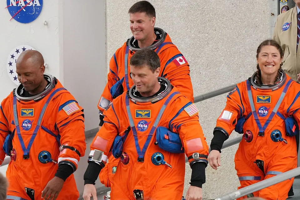 Mali zeleni vanzemaljac dočekao posadu Artemis II nakon sletanja u Pacifik — trenutak koji je postao viralan