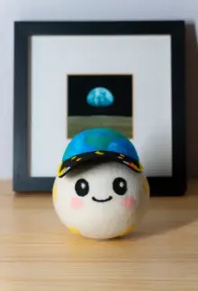 Rise — Plišana Maskota Artemis II Koja Je Putovala Do Meseca I Nazad