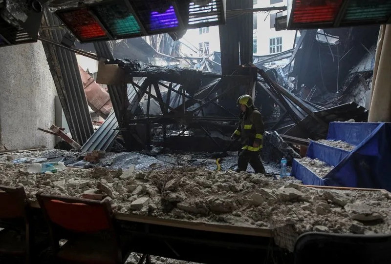 Rusija Lansirala Stotine Dronova i Raketa: Poginulo Dvoje, Više Gradova Pogođeno