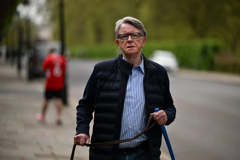 Skandal Mandelson: Starmer Tvrdi Da Nije Bio Obavešten O Neuspehu Bezbednosne Provere — Odbija Da Podnese Ostavku