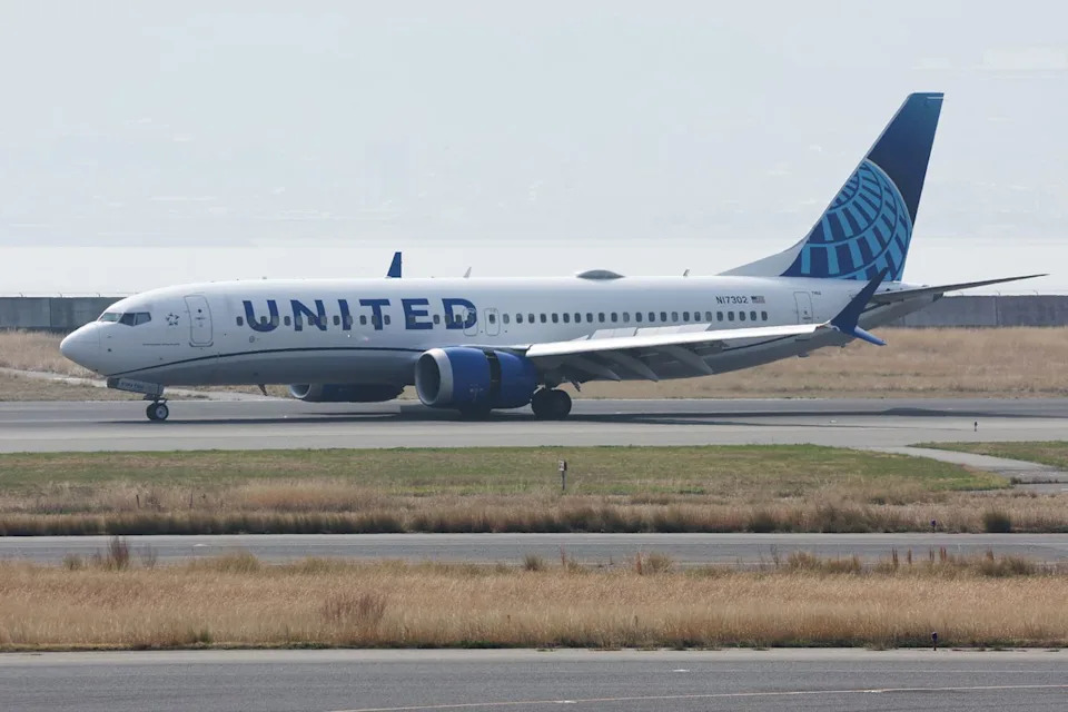 United Flight 2092 Diverted to Pittsburgh After Crew Reports Beeping; Passengers Evacuate Safely