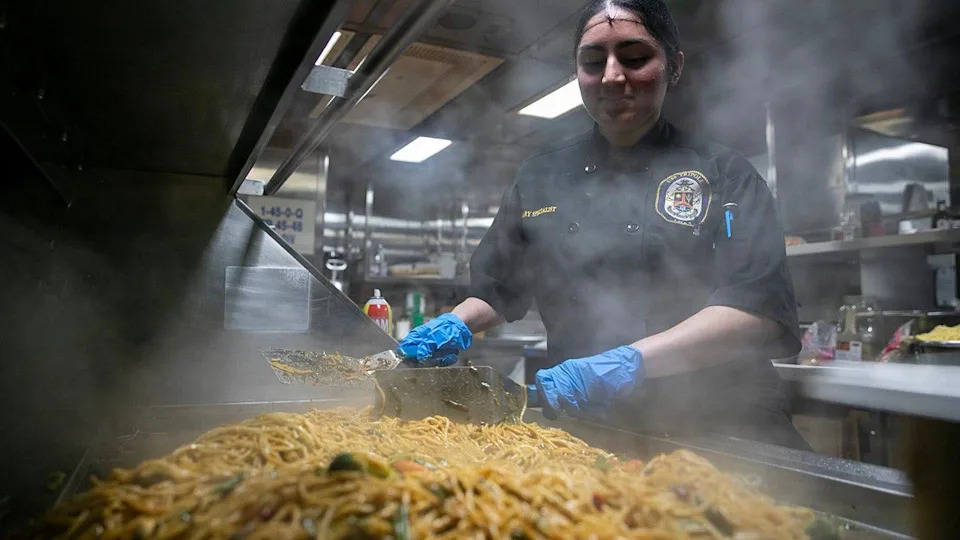 US Navy Publishes Photos of 'Fresh Meals' Aboard Abraham Lincoln and Tripoli, Denies Food-Shortage Claims