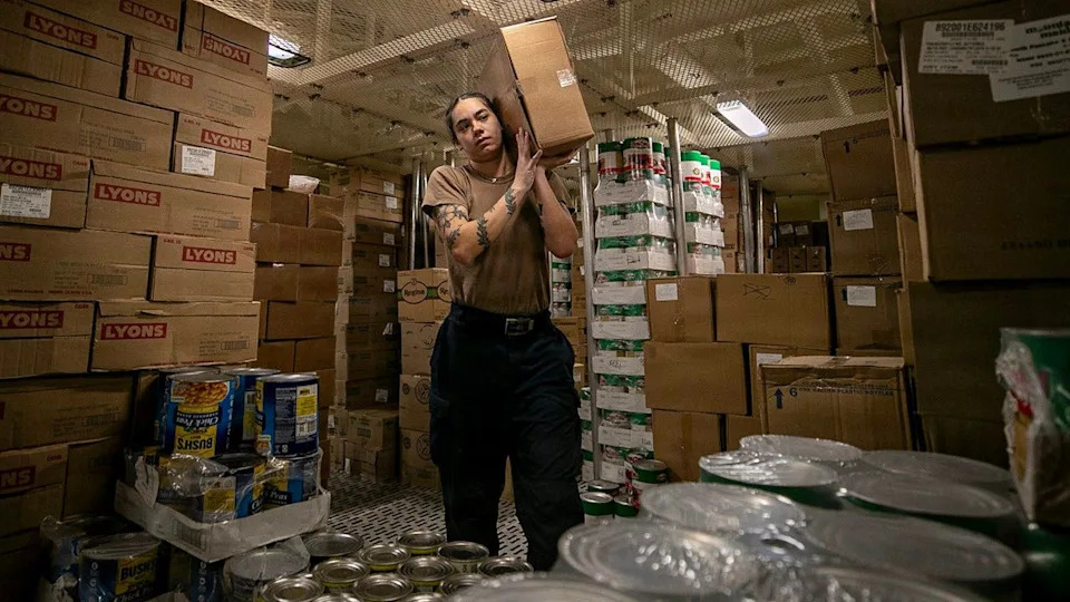 US Navy Publishes Photos of 'Fresh Meals' Aboard Abraham Lincoln and Tripoli, Denies Food-Shortage Claims