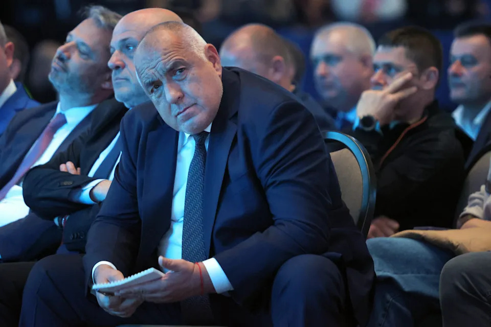 Osmi Izbori Za Pet Godina: Bugari Glasaju, Rumen Radev U Prednosti