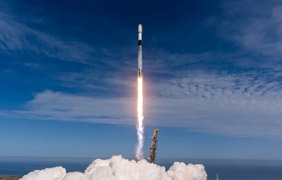 SpaceX Obeležio 600. Uspešno Sletanje Orbitalne Rakete — Falcon 9 Vratio Booster Nakon Lansiranja Starlink Satelita