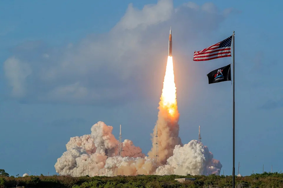 NASA Pokrenula Pripreme za Artemis III: Glavni Stejdž SLS Rolovan ka Floridi
