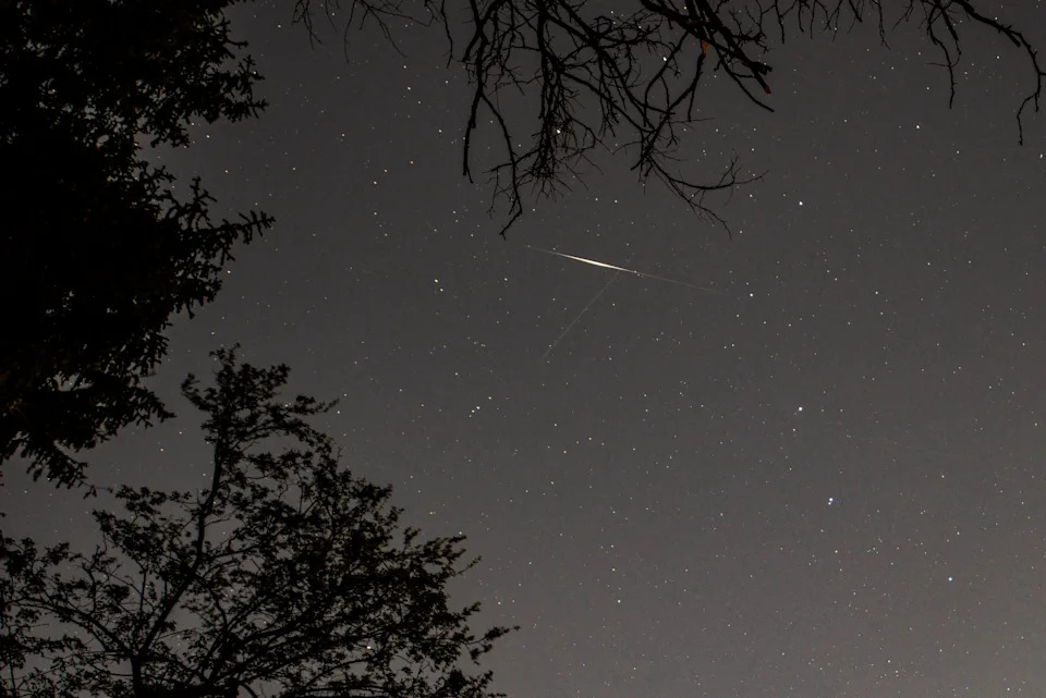 Spektakularne fotografije Lyrida 2026: meteorski pljusak viđen sa Zemlje i iz svemira
