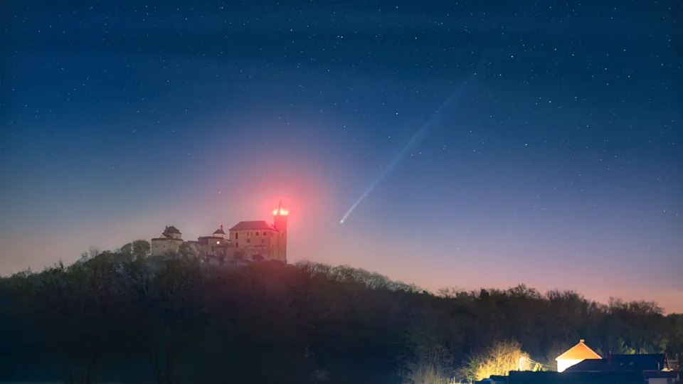 Neverovatan Nebeski Kadar: Vatreni Meteorit ‘Photobombovao’ Kometu PanSTARRS Iznad Zamka