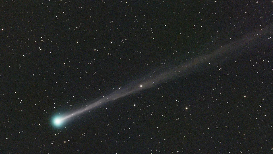 Neverovatan Nebeski Kadar: Vatreni Meteorit ‘Photobombovao’ Kometu PanSTARRS Iznad Zamka