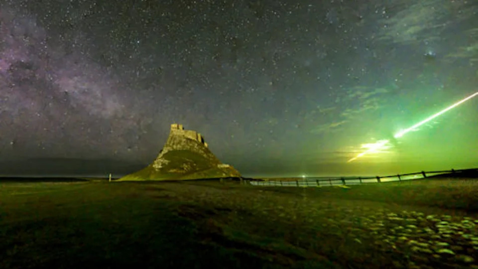 Neverovatan Nebeski Kadar: Vatreni Meteorit ‘Photobombovao’ Kometu PanSTARRS Iznad Zamka